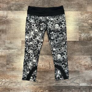 Lululemon Black and White Floral Crop Leggings Size 6